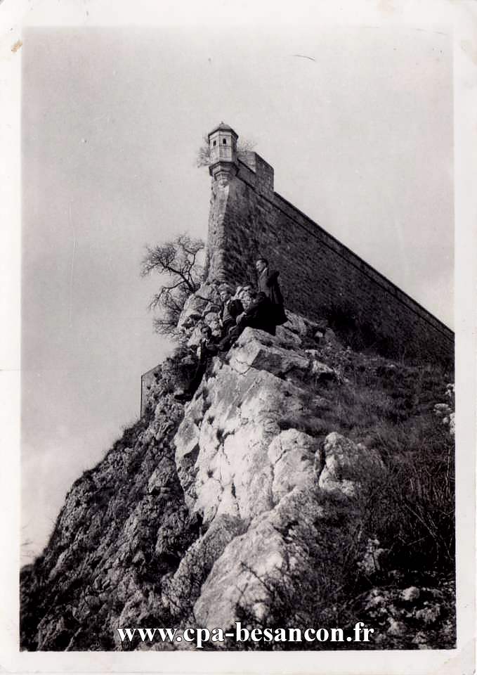 BESANÇON - Amis des Tupin s'apprêtant à descendre à Taragnoz par les rochers de la Citadelle.